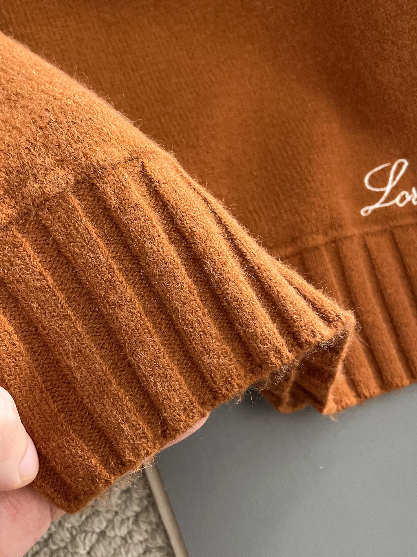 LP's new autumn and winter low-key luxury sweater, a trendy gentleman's round neck Premium sweater. Wool yarn blending. Only double-layer yarn can produce such a premium effect. It is a channel product of a trading company. It is a winter star-level item. It is easy to wear and practical. It is an all-purpose basic Versatile style. The texture is excellent. It is skin-friendly and comfortable without scratching. It is a high-end fashion base layer that is extremely comfortable whether worn alone or layered. It has an excellent texture for close-fitting wear. Demonstrate high-end and invincible fashion! Slim-fitting but not tight, with high elasticity on all sides, it is definitely a very comfortable upper body experience. It is a must-have item for winter wear! The wiring is neat and delicate, the details are exquisite, and the upper body effect is excellent. There is no age limit, and it is the best product on the Internet! Size: S M L